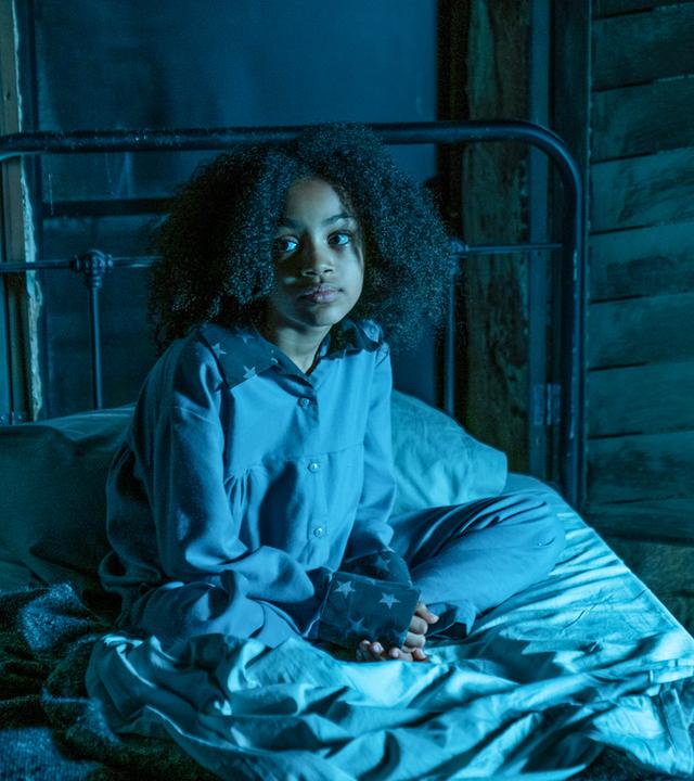 Es ist Nacht, im Schlafanzug auf ihrem Bett sitzt die Erstklässlerin Azura Mond. Sie kann nicht schlafen und sieht traurig aus.