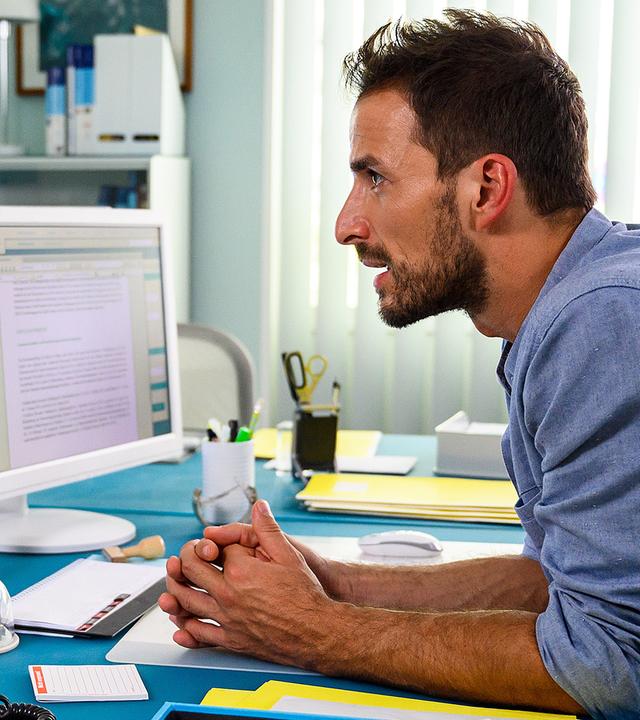 Dr. Frank Stern (Max Alberti) sitzt Klara Fuchs (Stephanie Kämmer) vom Jugendamt in seinem Büro gegenüber.