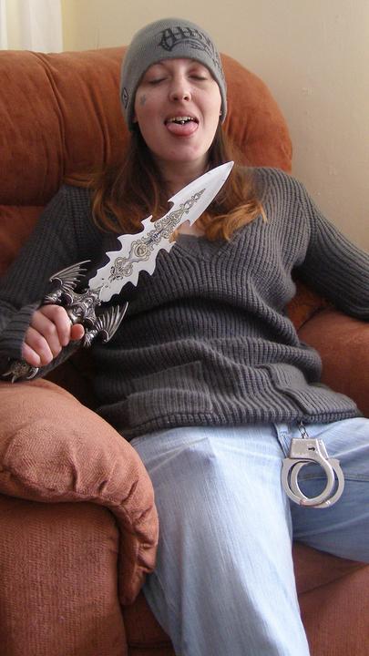 "Auf Verbrecherjagd - Spur der Verwüstung": Joanne Dennehy sitzt in einem Sessel und hält ein großes, zackenförmiges Messer in der Hand.