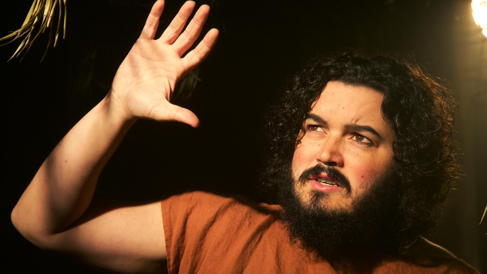 "Aufgedeckt: Die verlorenen Schätze Ninives": Spielszene: Jona (Darsteller unbekannt) hält seine Hand hoch, um sich vor der Helligkeit zu schützen.