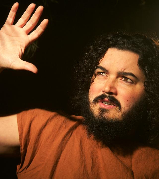 "Aufgedeckt: Die verlorenen Schätze Ninives": Spielszene: Jona (Darsteller unbekannt) hält seine Hand hoch, um sich vor der Helligkeit zu schützen.