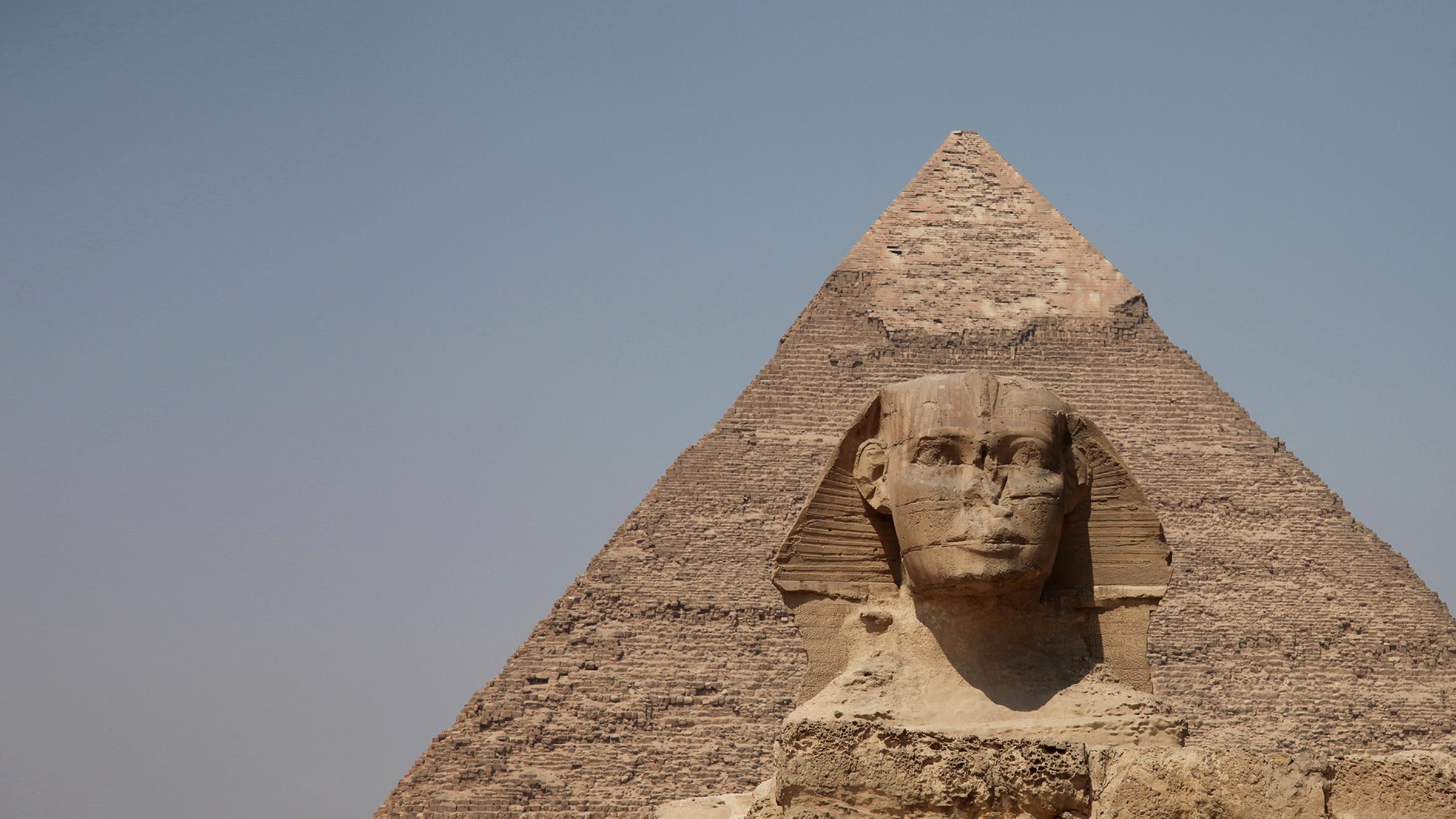 "Aufgedeckt - Rätsel der Geschichte: Im Zeichen der Sphinx": Aufnahme der Großen Sphinx von Gizeh. Im Hintergrund eine Pyramide.