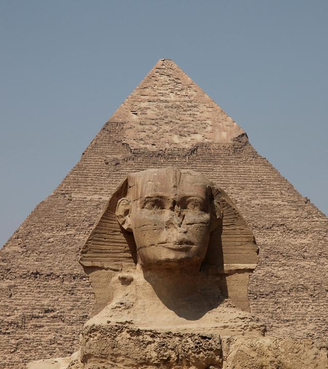 "Aufgedeckt - Rätsel der Geschichte: Im Zeichen der Sphinx": Aufnahme der Großen Sphinx von Gizeh. Im Hintergrund eine Pyramide.