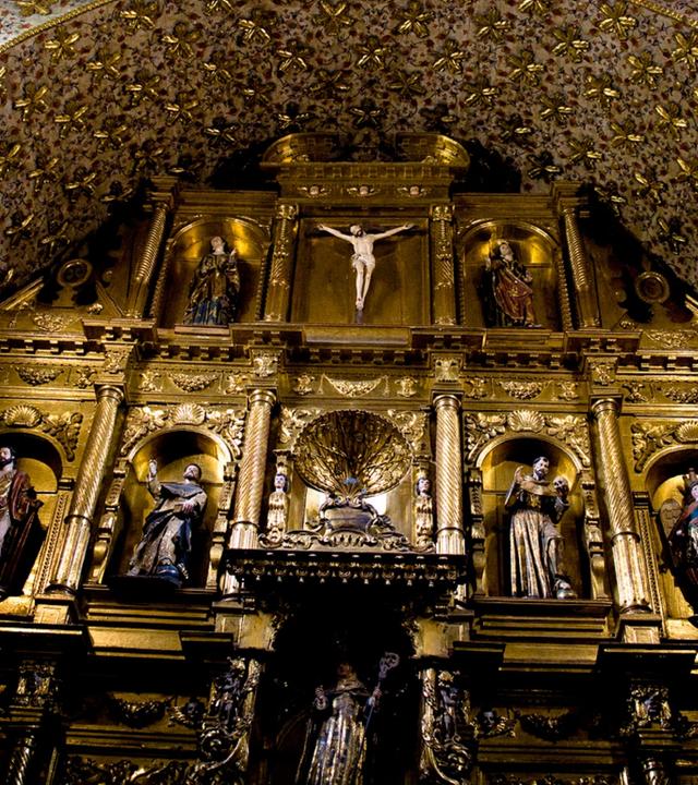 "Aufgedeckt: Rätsel der Geschichte - Mythos El Dorado": Prächtiger goldener Altar der Iglesia Santa Clara in Bogotá, Kolumbien.