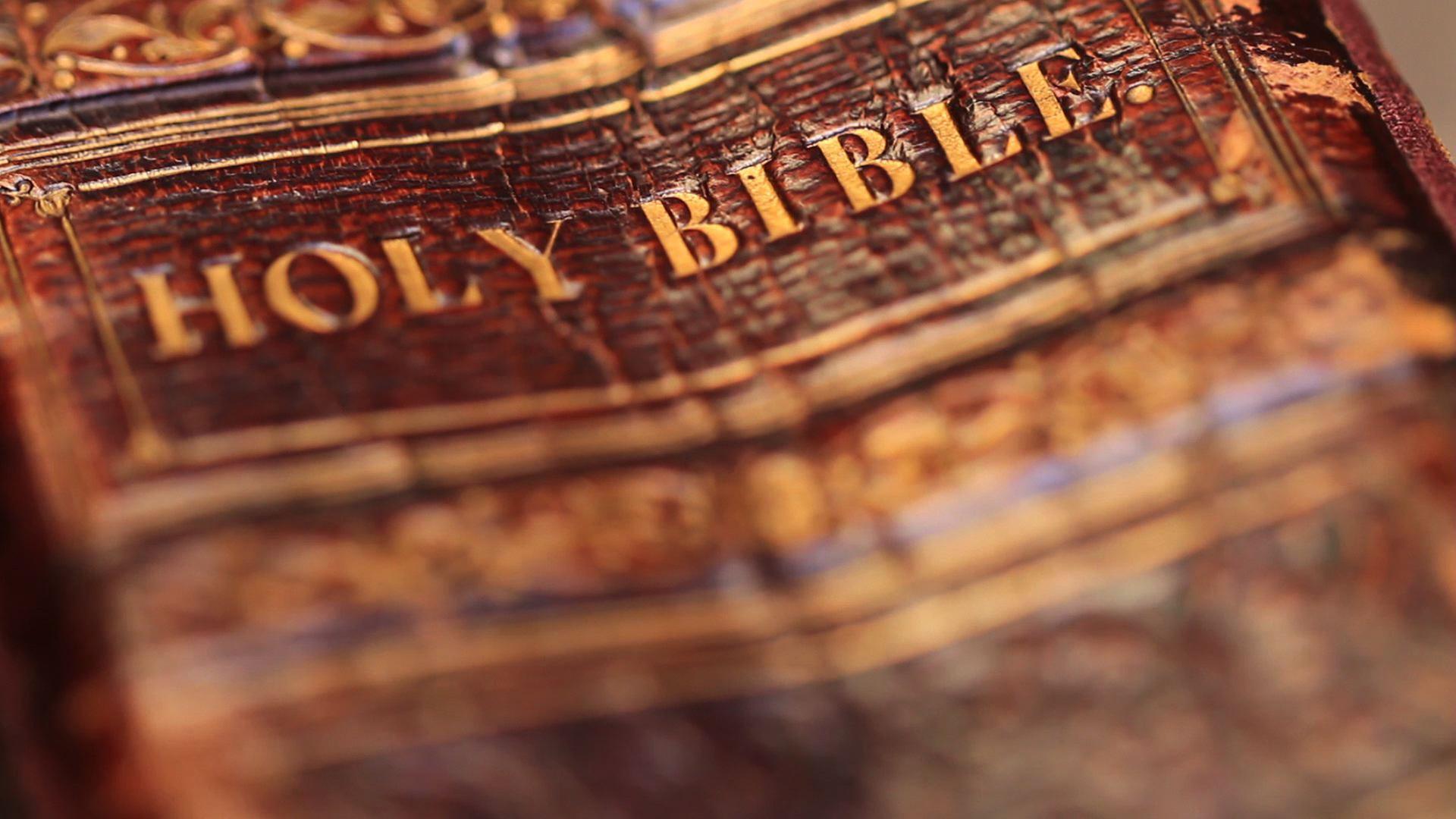 "Aufgedeckt - Rätsel der Geschichte: War Jesus verheiratet?": Nahaufnahme einer alten Bibel mit der englischen Aufschrift "Holy Bible".