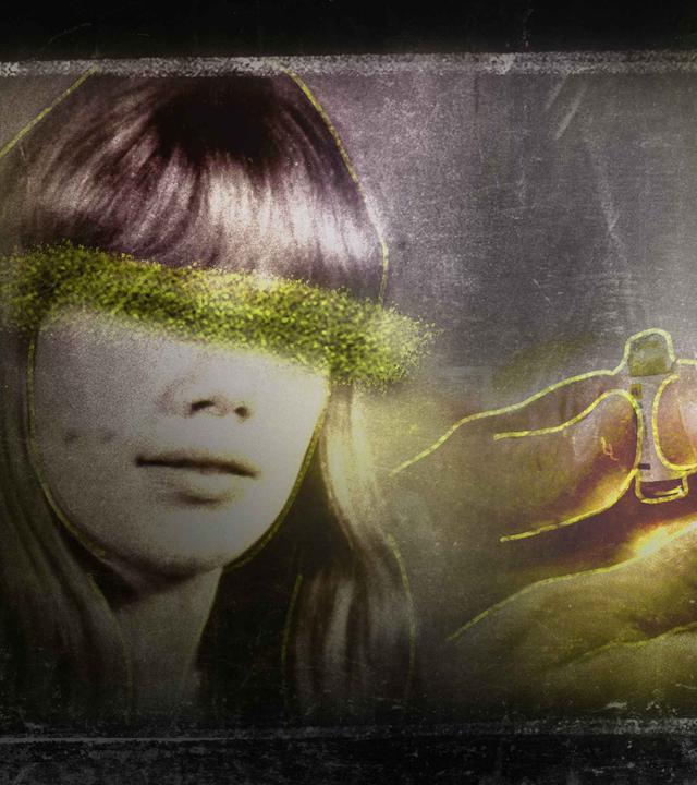 Der Kopf einer Frau mit unkenntlich gemachten Augen, im Hintergrund Hände, die Spritzen in der Hand halten