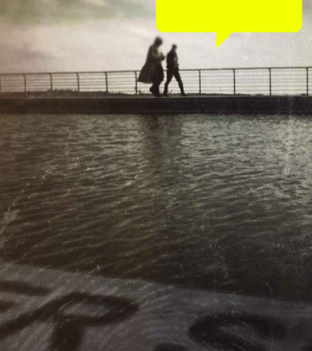 Zwei schattenhafte Gestalten laufen auf einem Steg