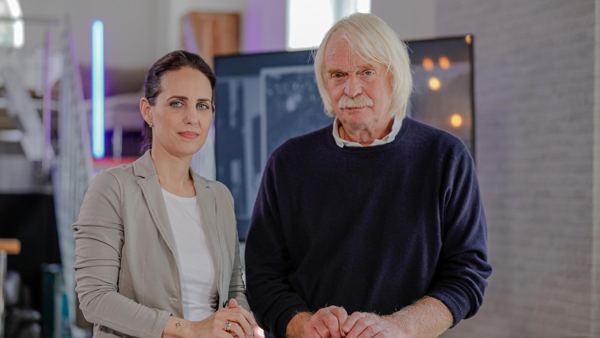 "Aufgeklärt - Spektakuläre Kriminalfälle: Fatale Liebe - Der Fall Britta B.": Katinka Keckeis und Axel Petermann am Tisch mit Unterlagen.