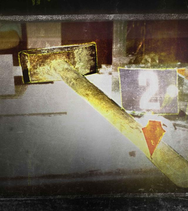 Ein gelb leuchtender Hammer auf einem Tisch mit einer zwei markiert