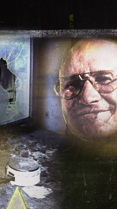 Montage: Das Gesicht des Mordopfers Anton F., gelb umrandet. Hinter ihm ist ein Fenster mit einer eingeschlagenen Scheibe und ein zugestellter, dreckiger Boden.