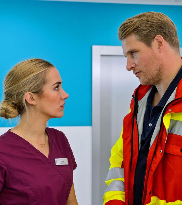 "Bettys Diagnose - Aufgewacht": Betty Weiss (Annina Hellenthal) unterhält sich mit ihrem Mann Oliver Weiss (Alexander Koll) auf dem Krankenhausflur.
