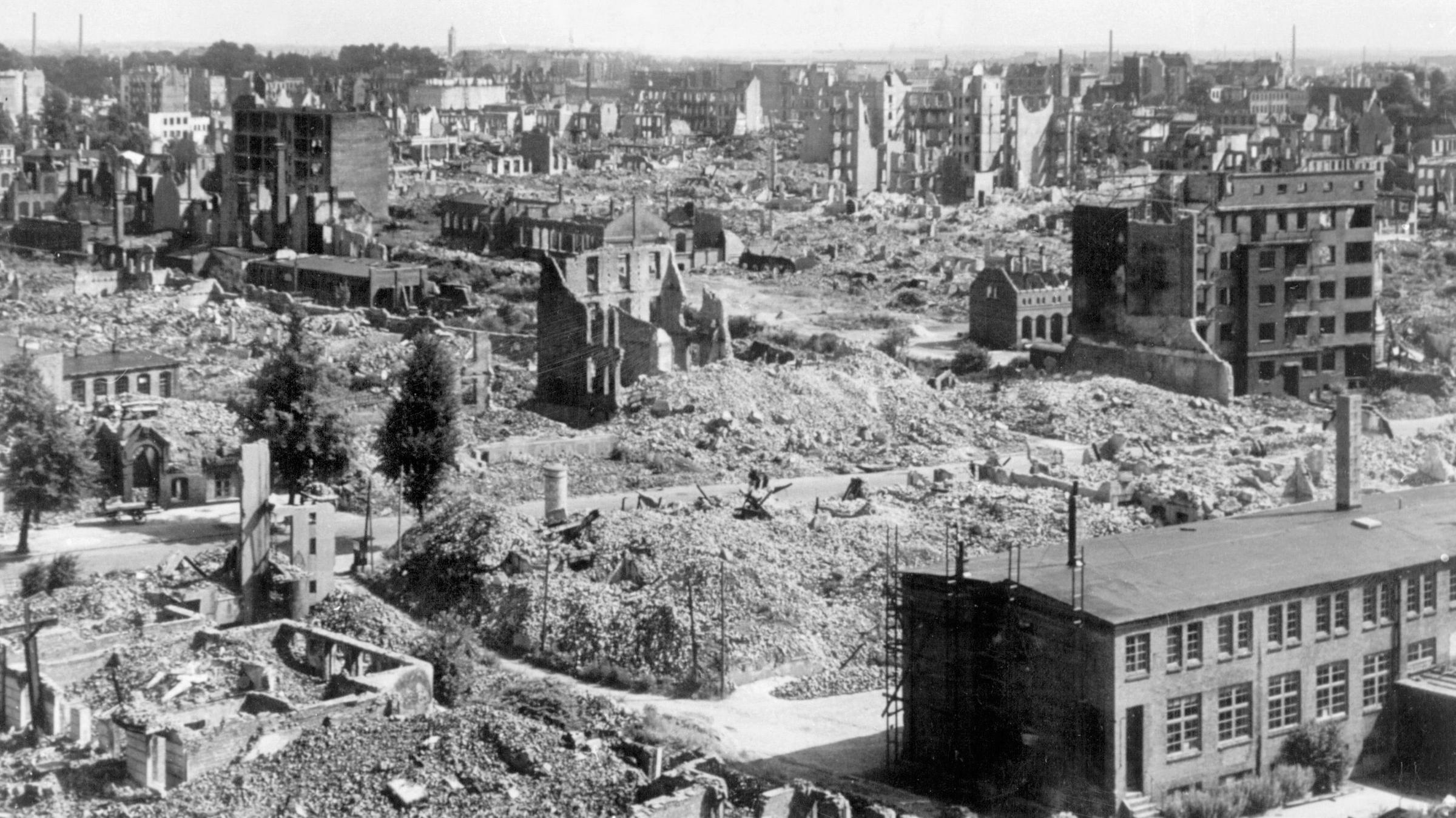 "Die Jahreschronik des Dritten Reichs (4) 1942 bis 1945: Der Untergang": Luftaufnahme des zerstörten Hamburg-Eilbek nach dem Feuersturm auf Hamburg 1943.