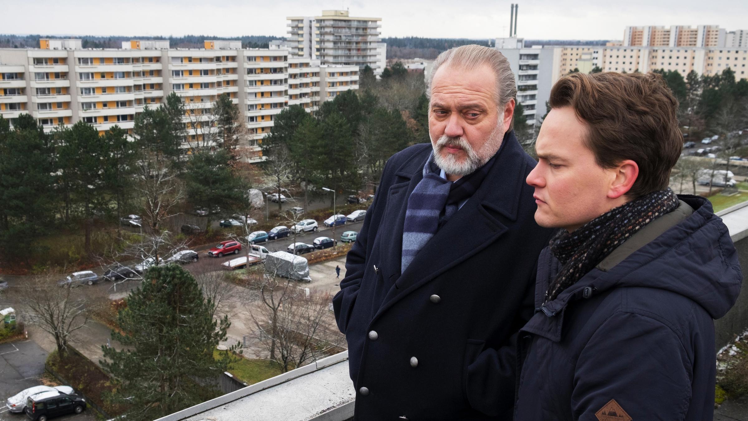 Hauptkommissar Richard Voss (Jan-Gregor Kremp) und Tom Kupfer (Ludwig Blochberger) stehen nachdenklich auf einem Hochhausdach welches der Tatort war.