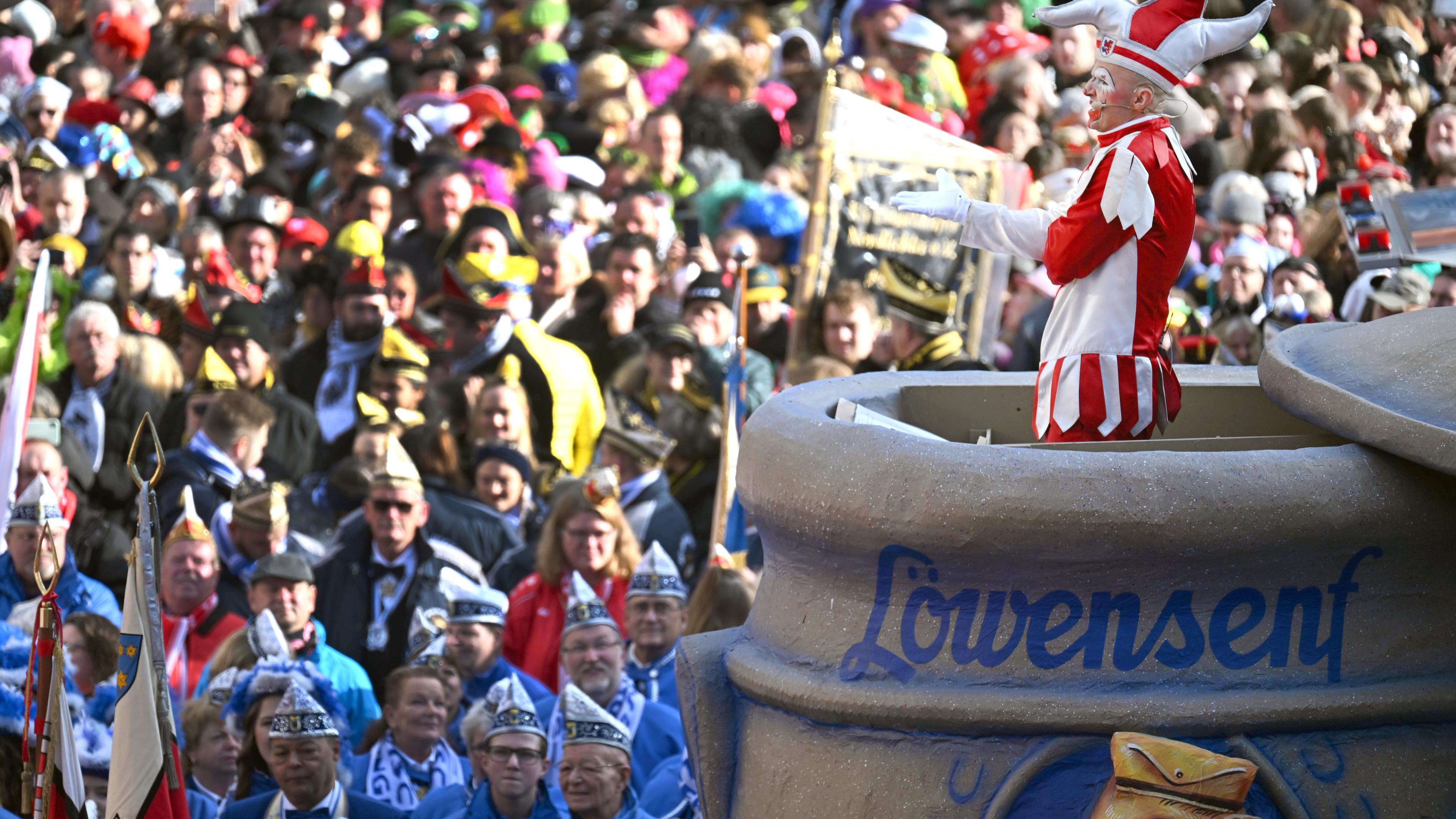 Die Karnevalsfigur «Hoppeditz» spricht vor dem Rathaus