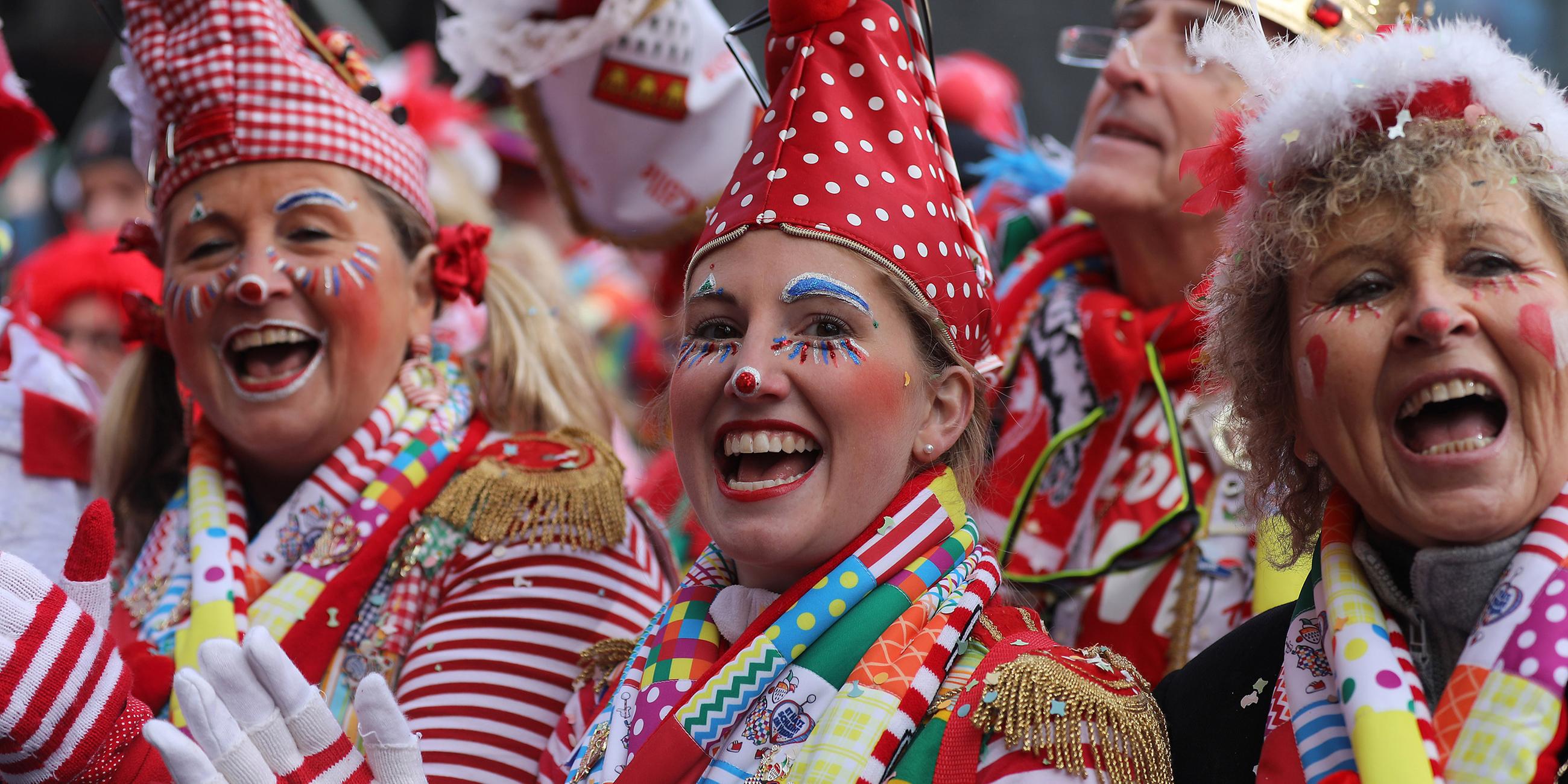Karnevalistinnen feiern fröhlich den Auftakt der Kölner Saison.