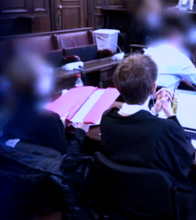 Angeklagter und Anwältin im Anschnitt von hinten in einem Gerichtssaal auf der Anklagebank. Erkennbare Gesichter im Bild wurden technisch verfremdet. Links daneben: Lichtschematische Darstellung eines Fingerabdrucks.