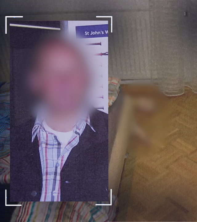 Portraitfoto des Opfers. Das Gesicht wurde technisch verfremdet. Im Hintergrund: Tatortbild. Leiche liegt in einem Schlafzimmer am Boden hinter einem Bett. Es sind nur die Füße zu erkennen - sie wurden technisch verfremdet. Links daneben: Lichtschematische Darstellung eines Fingerabdrucks.