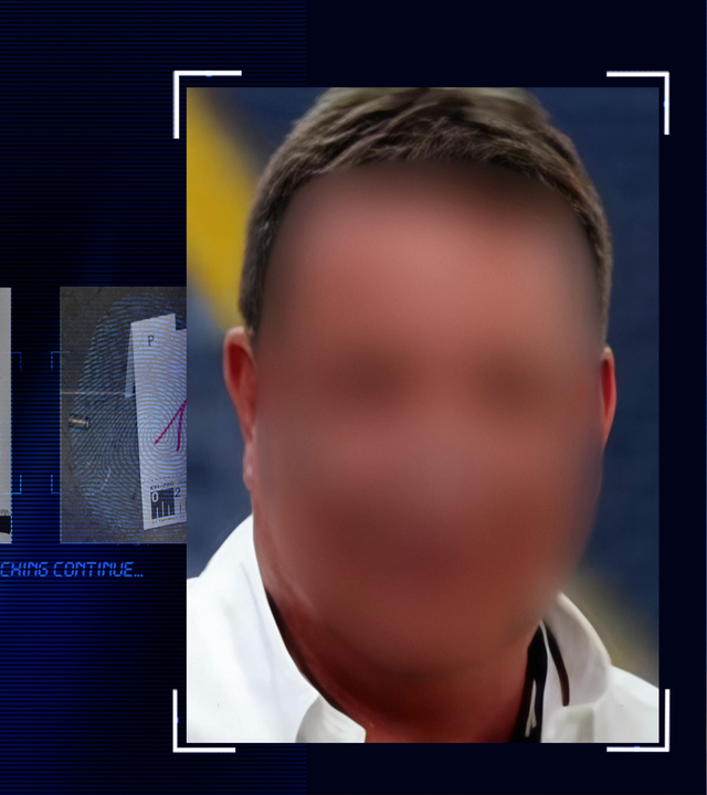 Portraitfoto eines ca. 40 Jahre alten Mannes mit kurzen brauen Haaren. Er blickt Richtungs Kamera, allerdings wurde sein Gesicht technisch verfremdet. Er trägt ein Hemd mit weißem Kragen. Links daneben: Lichtschematische Darstellung eines Fingerabdrucks.