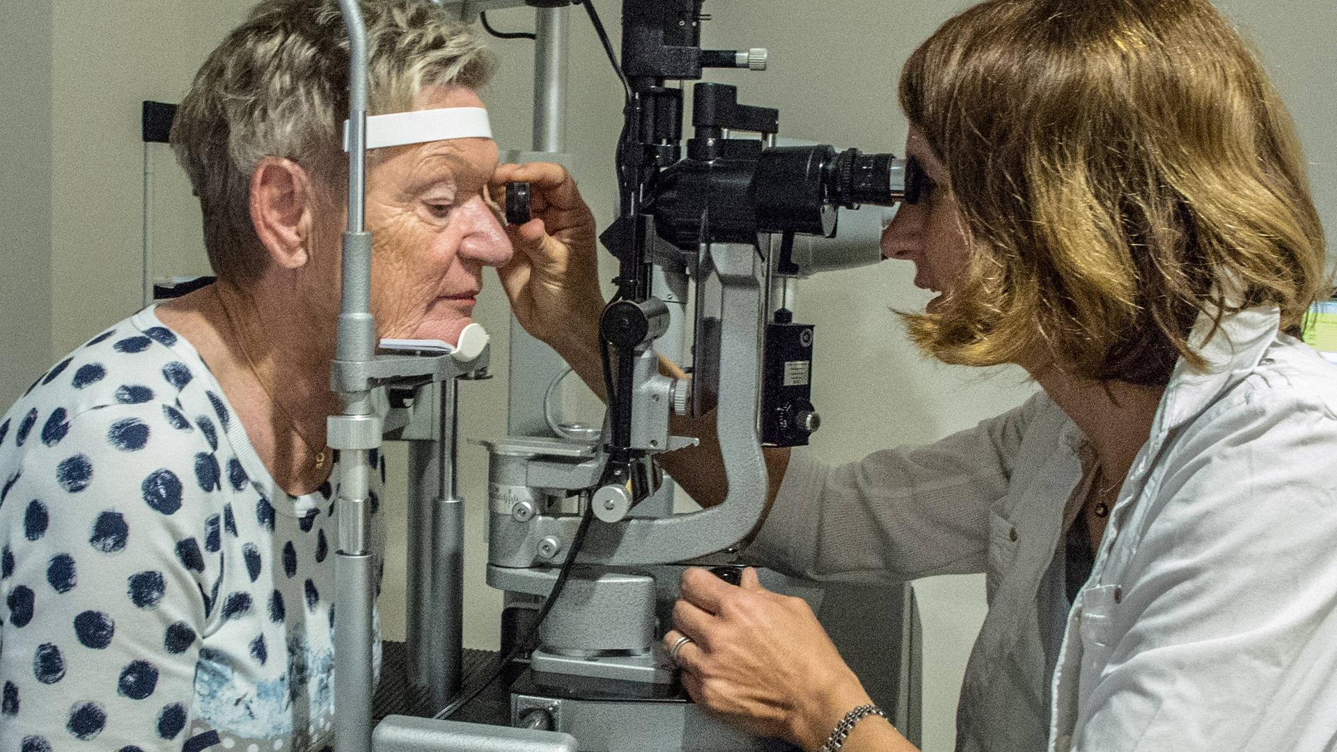 Frau lässt sich beim Augenarzt untersuchen