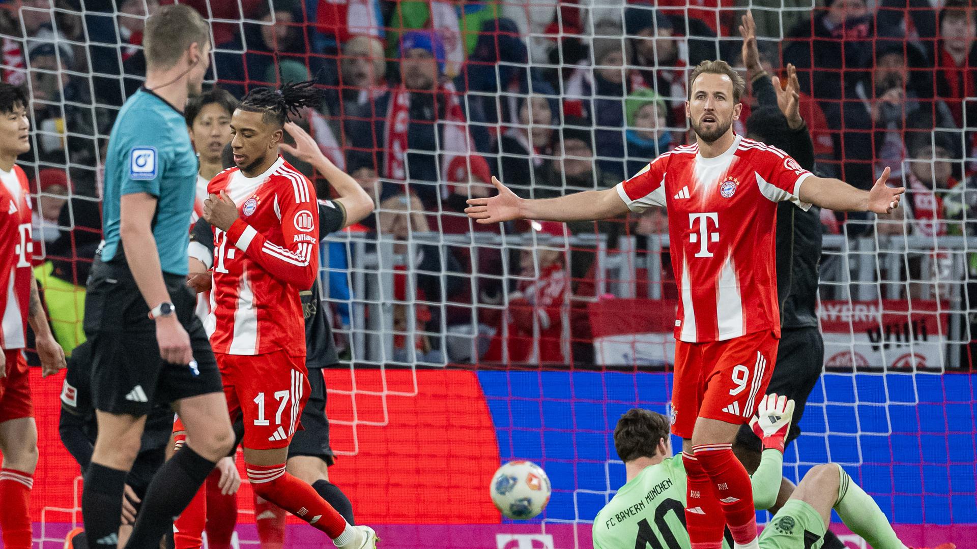 Harry Kane (FC Bayern Muenchen) äußert sein Unverständnis nach dem Gegentor zum 1:1 - Ausgleich.