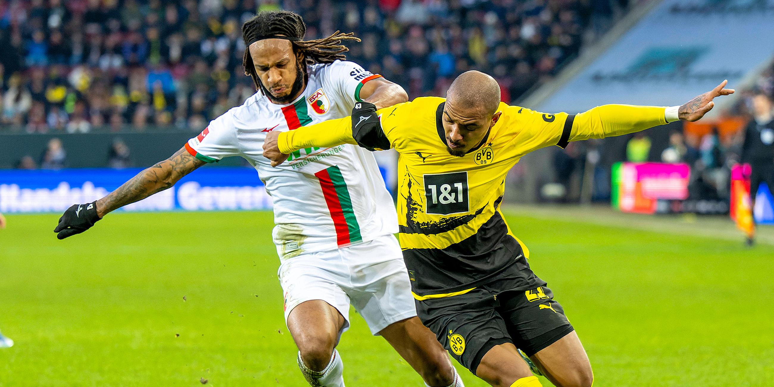 Kevin Mbabu (FC Augsburg) gegen Donyell Malen (Borussia Dortmund).