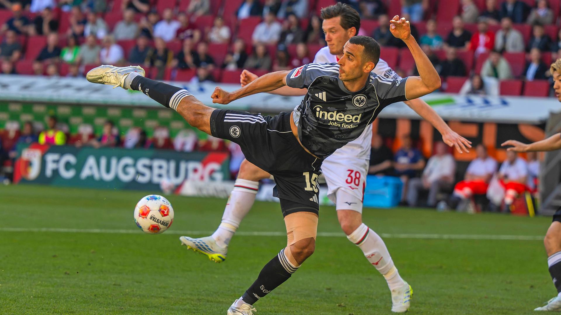 Frankfurts Mittelfeldspieler Ellyes Skhiri kommt im Zweikampf mit Augsburgs Mittelstürmer Michael Gregoritsch nicht mehr an den Ball
