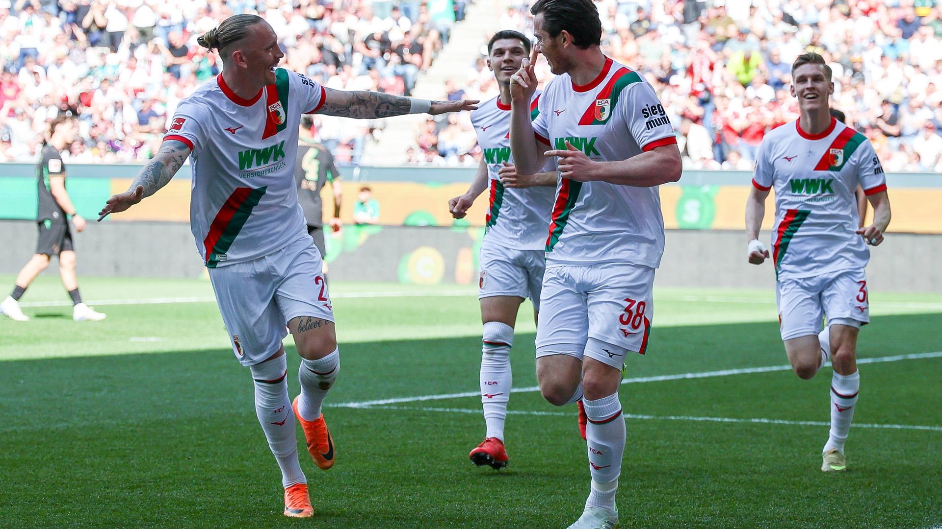 Der Augsburger Mittelstürmer Michael Gregoritsch jubelt zusammen mit seinem Teamkollegen Marius Wolf nach seinem Treffer zum 1:0 in der Partie gegen Borussia Mönchengladbach