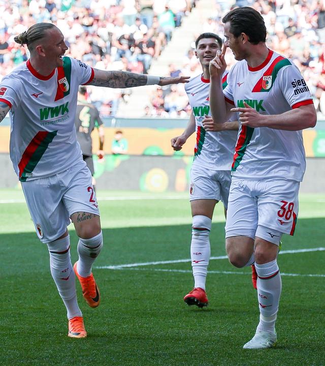 Der Augsburger Mittelstürmer Michael Gregoritsch jubelt zusammen mit seinem Teamkollegen Marius Wolf nach seinem Treffer zum 1:0 in der Partie gegen Borussia Mönchengladbach