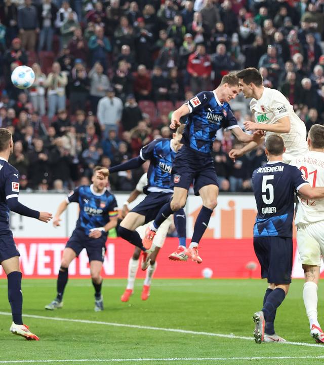 Keven Schlotterbeck 31 (FC Augsbburg) trifft das Tor zum Sieg 2:1.
