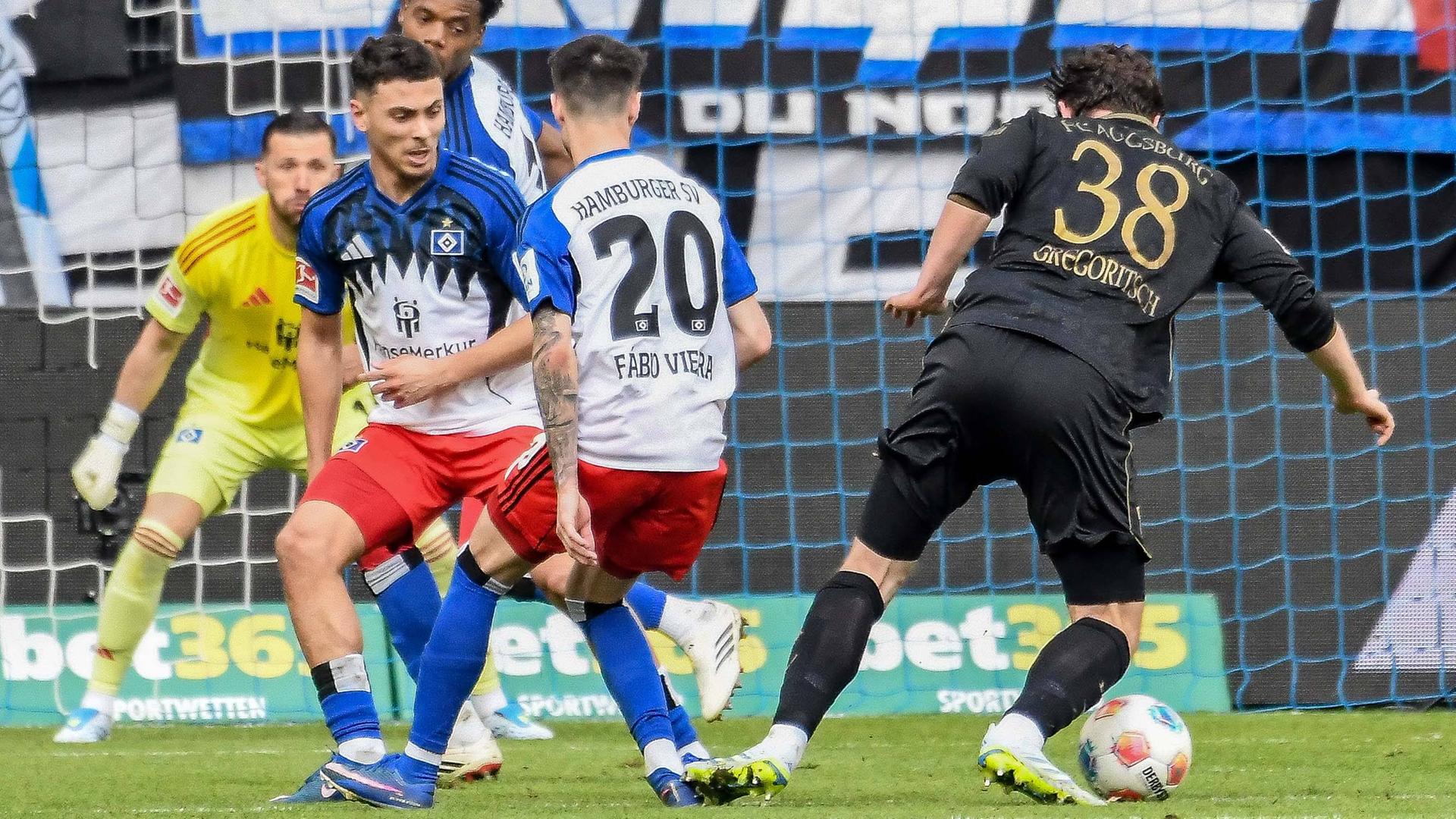 Fabio Vieira (HSV) und Michael Gregoritsch (Augsburg) kämpfen. 