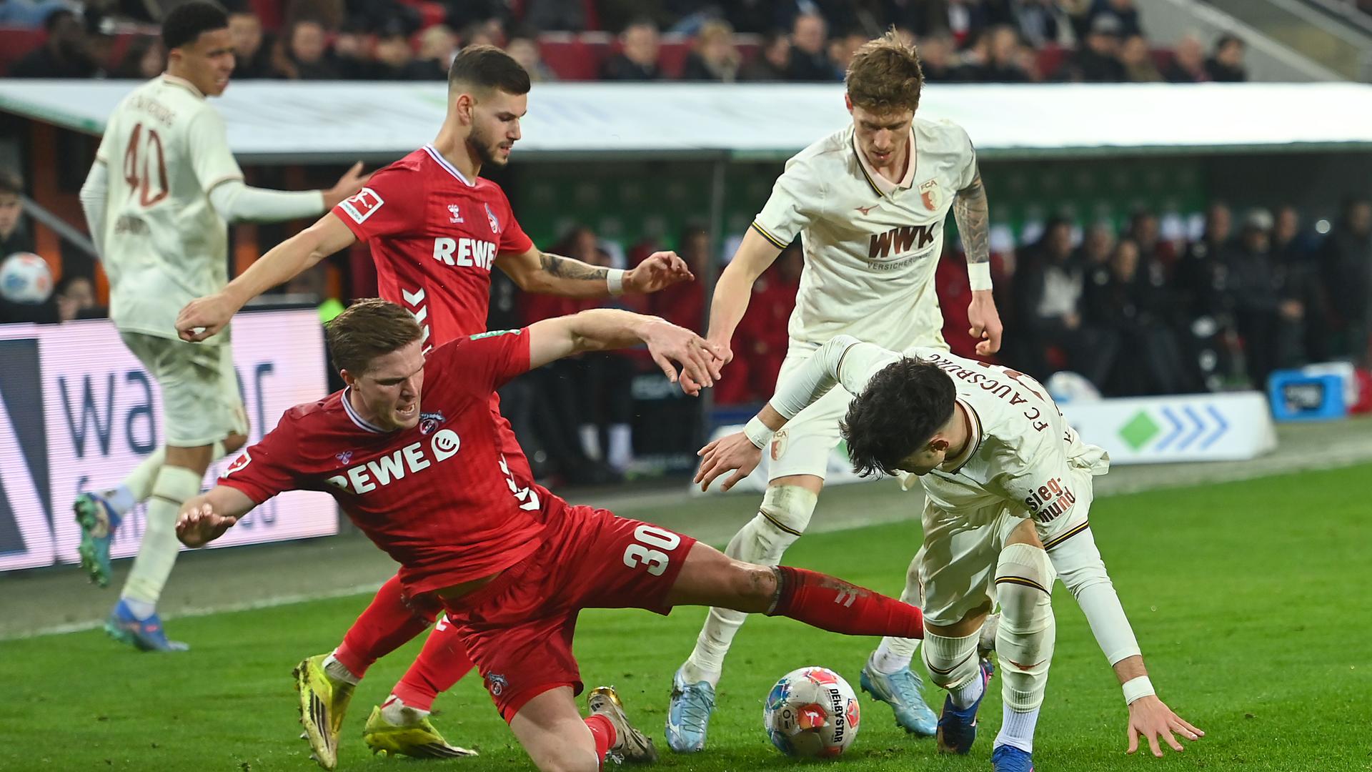 Tom Krauss, Marius Buelter und Rodrigo Duarte Ribeiro am 27.02.2026 im Zweikampf. 