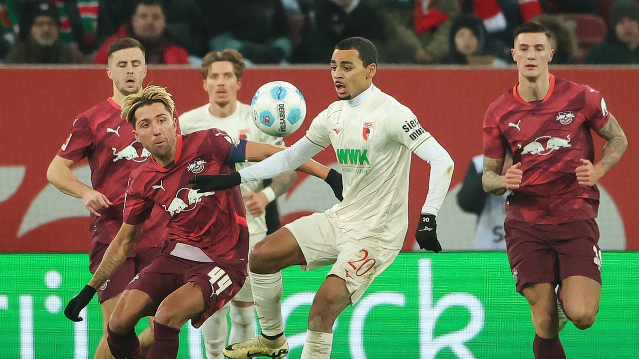 im Bild: Christoph Baumgartner (Leipzig), Kevin Kampl (Leipzig), Kristijan Jakic (Augsburg), Alexis Claude Maurice (Augsburg), Benjamin Sesko (Leipzig) 