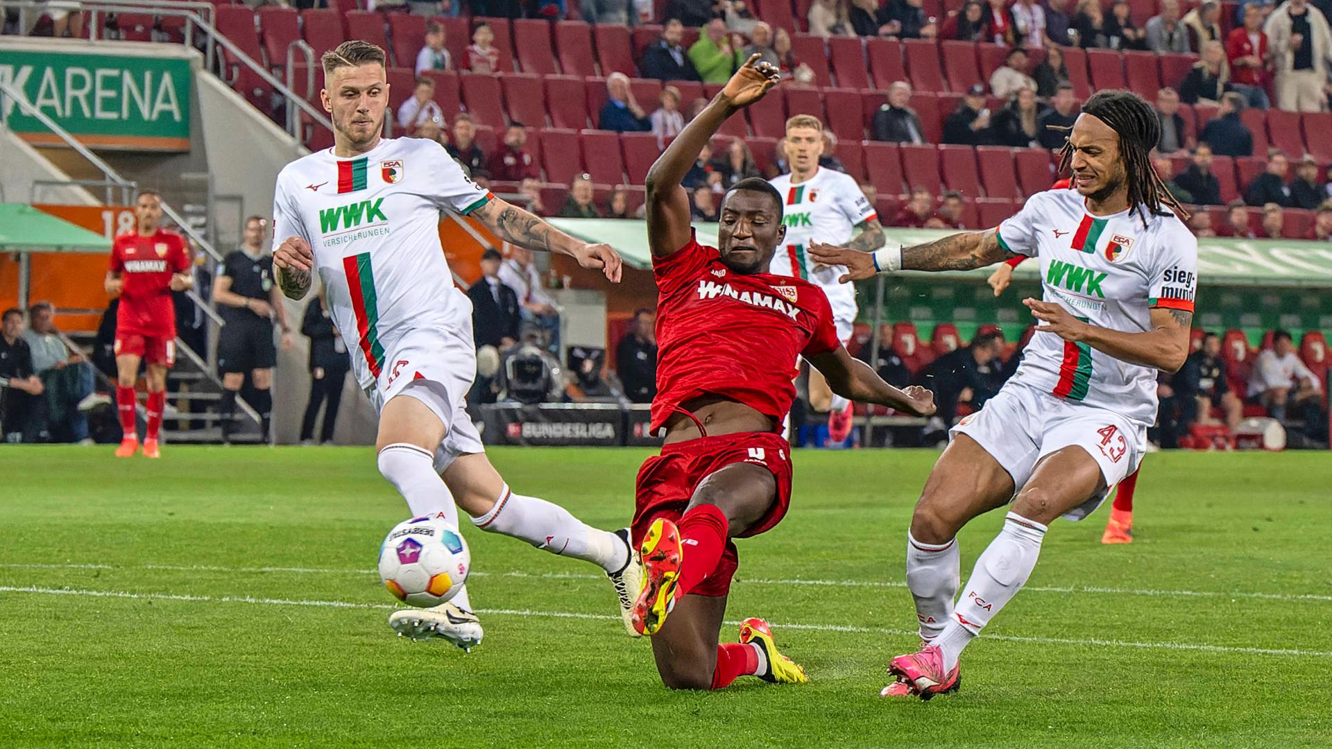 Serhou Guirassy (VfB Stuttgart) schießt das Tor zum 1:0 gegen den FC Augsburg.
