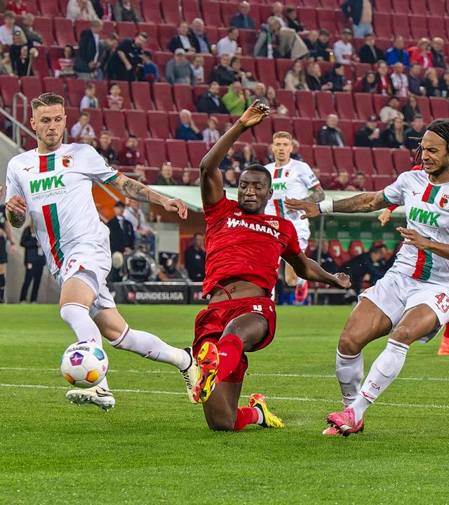 Serhou Guirassy (VfB Stuttgart) schießt das Tor zum 1:0 gegen den FC Augsburg.