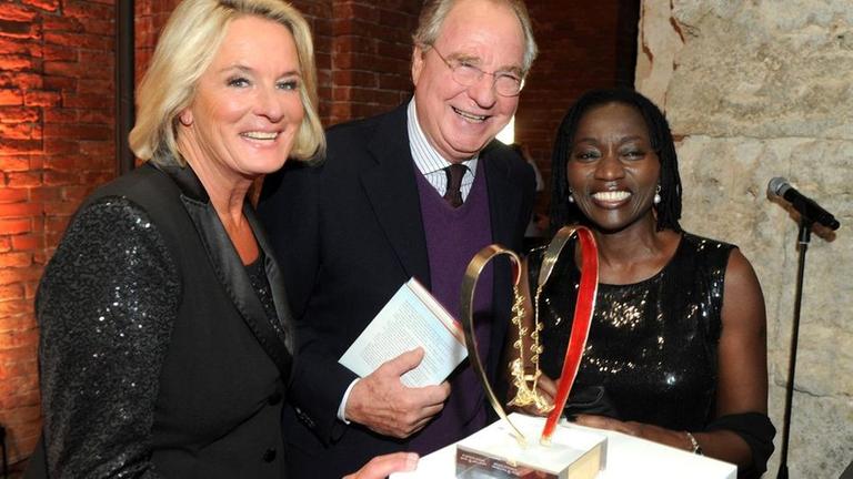 Prix Courage 2013 an Auma Obama, Sibylle Bassler mit Fritz von Thun und Auma Obama