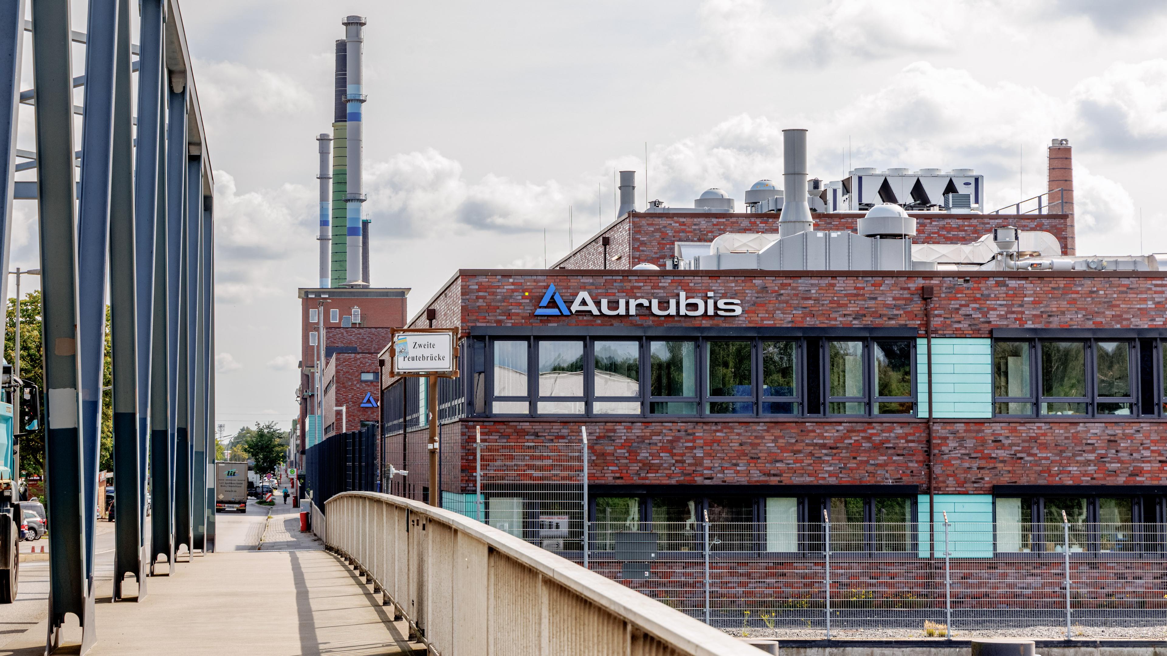 Hamburg: Der Schriftzug "Aurubis" steht an einem Verwaltungsgebäude des Hamburger Werks.