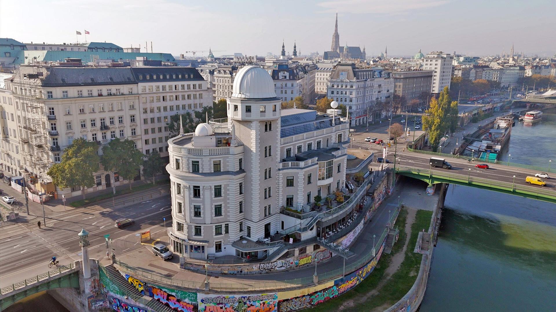 Blick aus der Vogelperspektive auf die Sternwarte Urania im Wiener Prater