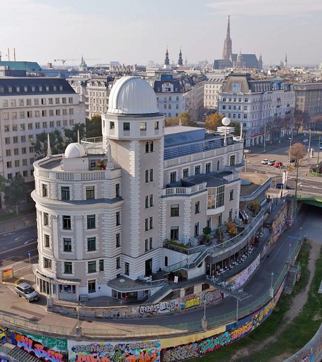 Blick aus der Vogelperspektive auf die Sternwarte Urania im Wiener Prater