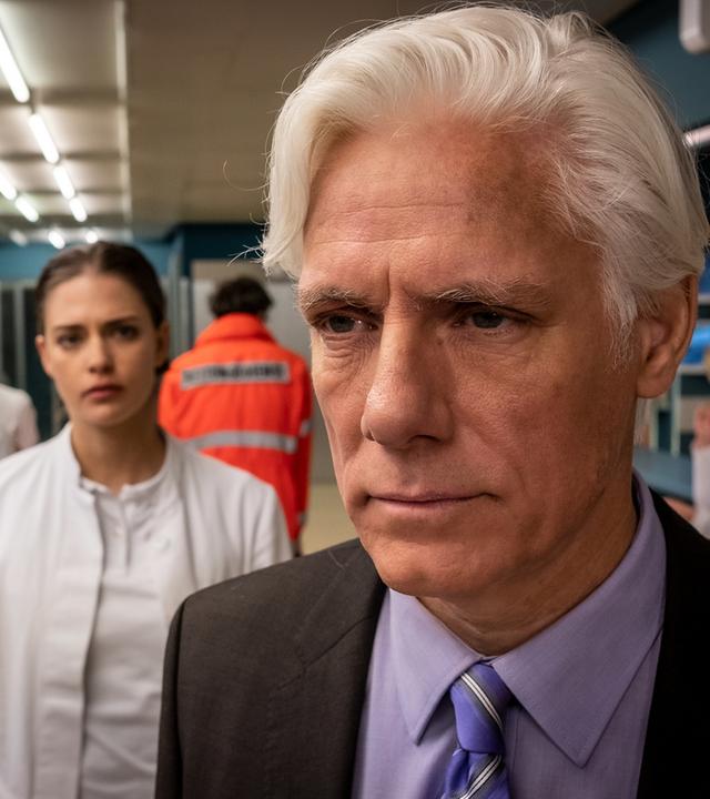 "Notruf Hafenkante - Aus für Eva": Auf dem Flur des EKH: Im Vordergrund Prof. Brown (Philippe Brenninkmeyer). Hinter ihm steht Dr. Eva Grünberg (Laura Berlin), sie sieht ihm nachdenklich hinterher.