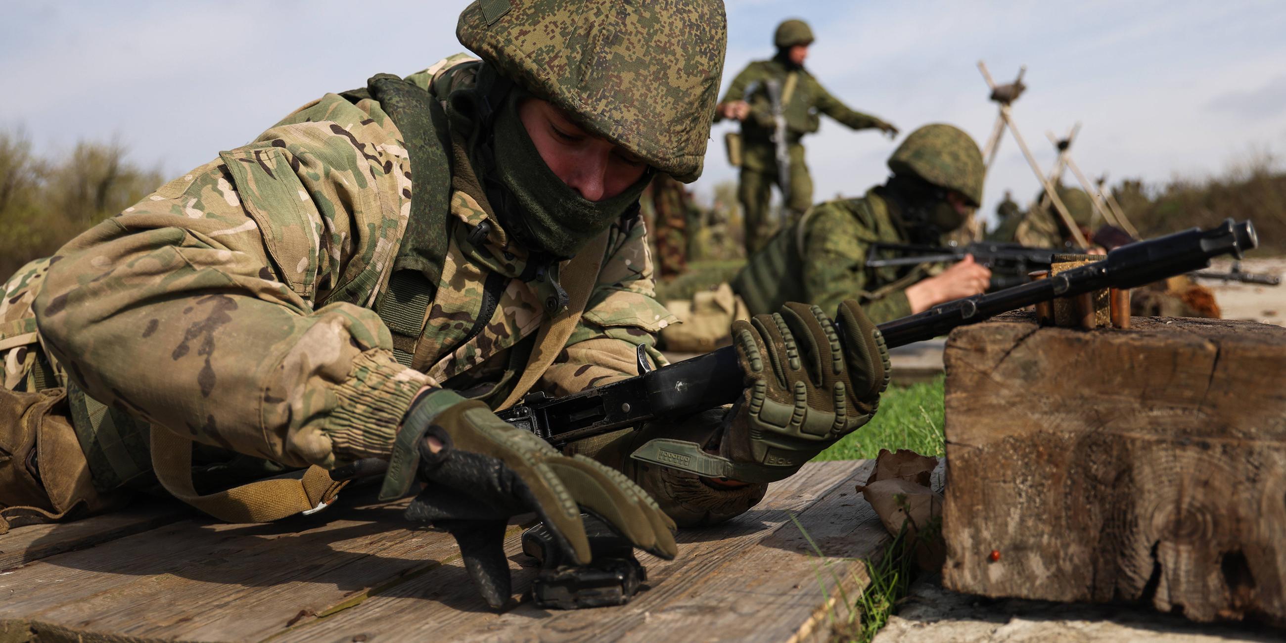 Eingezogene Rekruten der russischen Armee erhalten Training in der Region Donezk