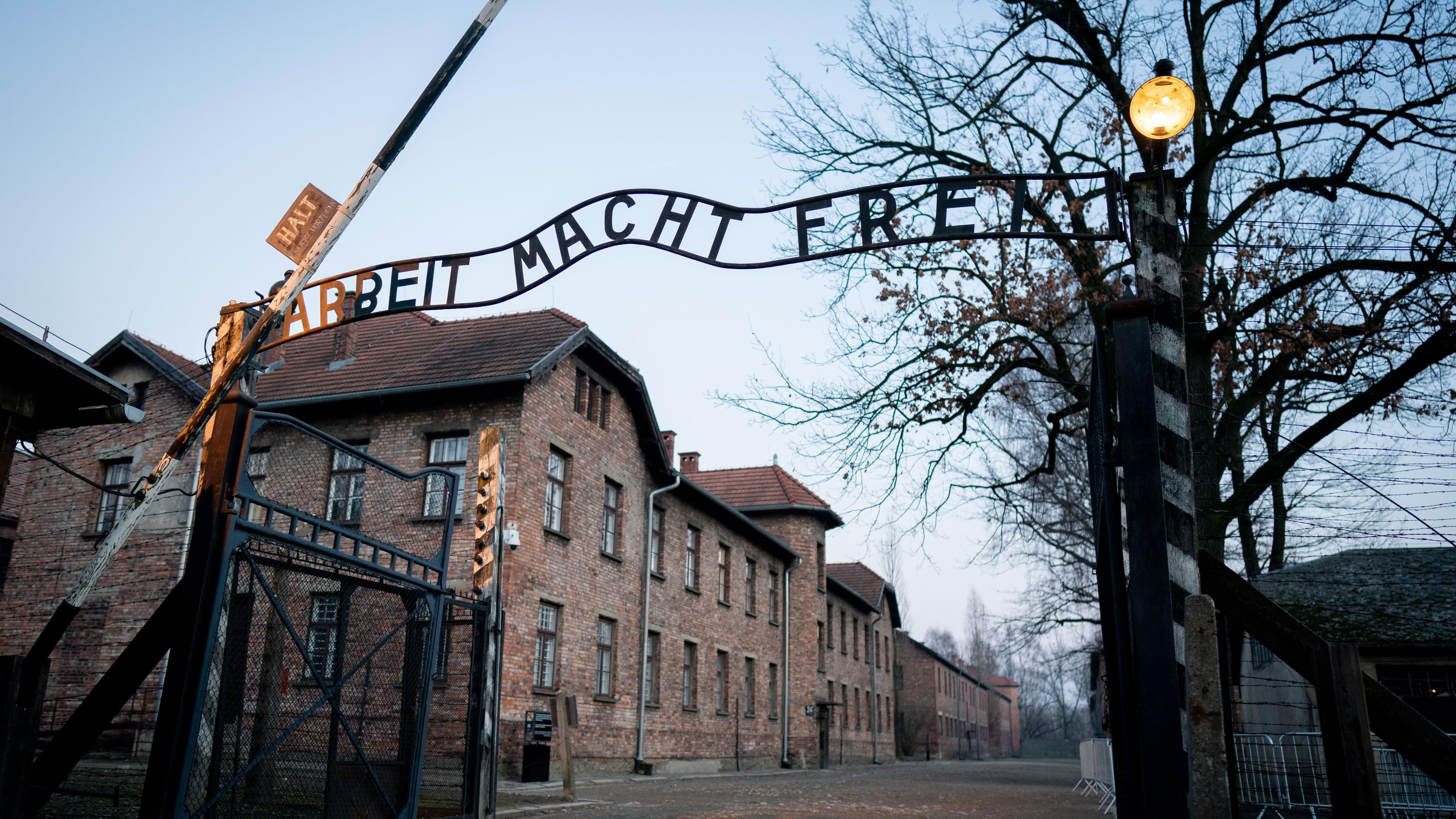 Der Schriftzug "Arbeit macht frei" ist am Tor zum früheren Konzentrationslager Auschwitz I zu sehen.