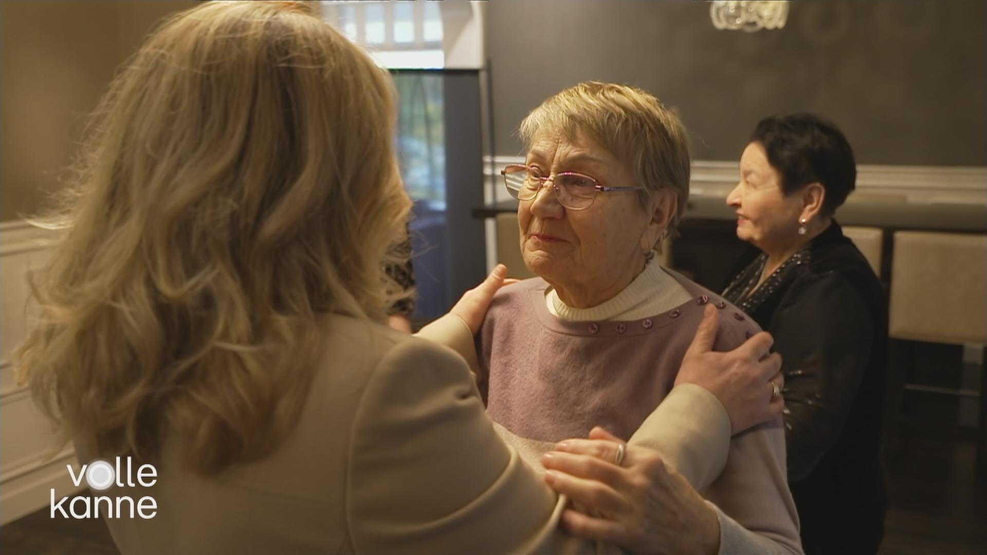 Zwei Frauen stehen sich gegenüber