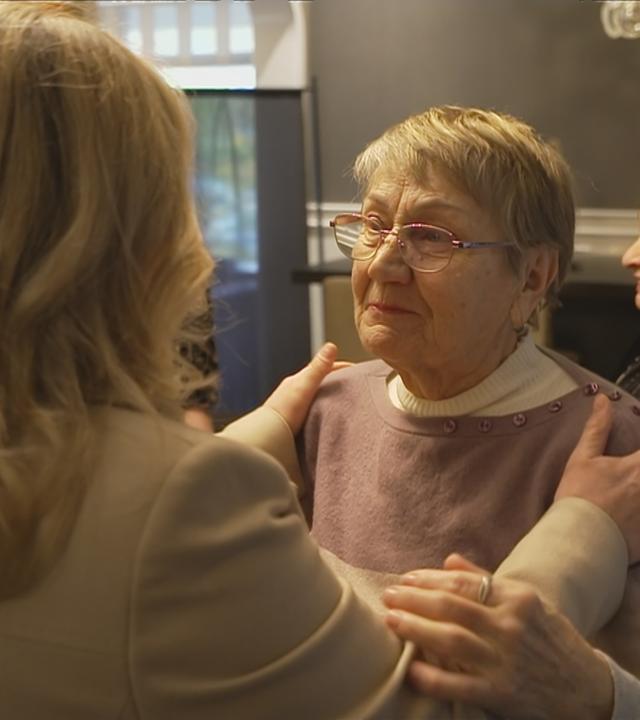 Zwei Frauen stehen sich gegenüber