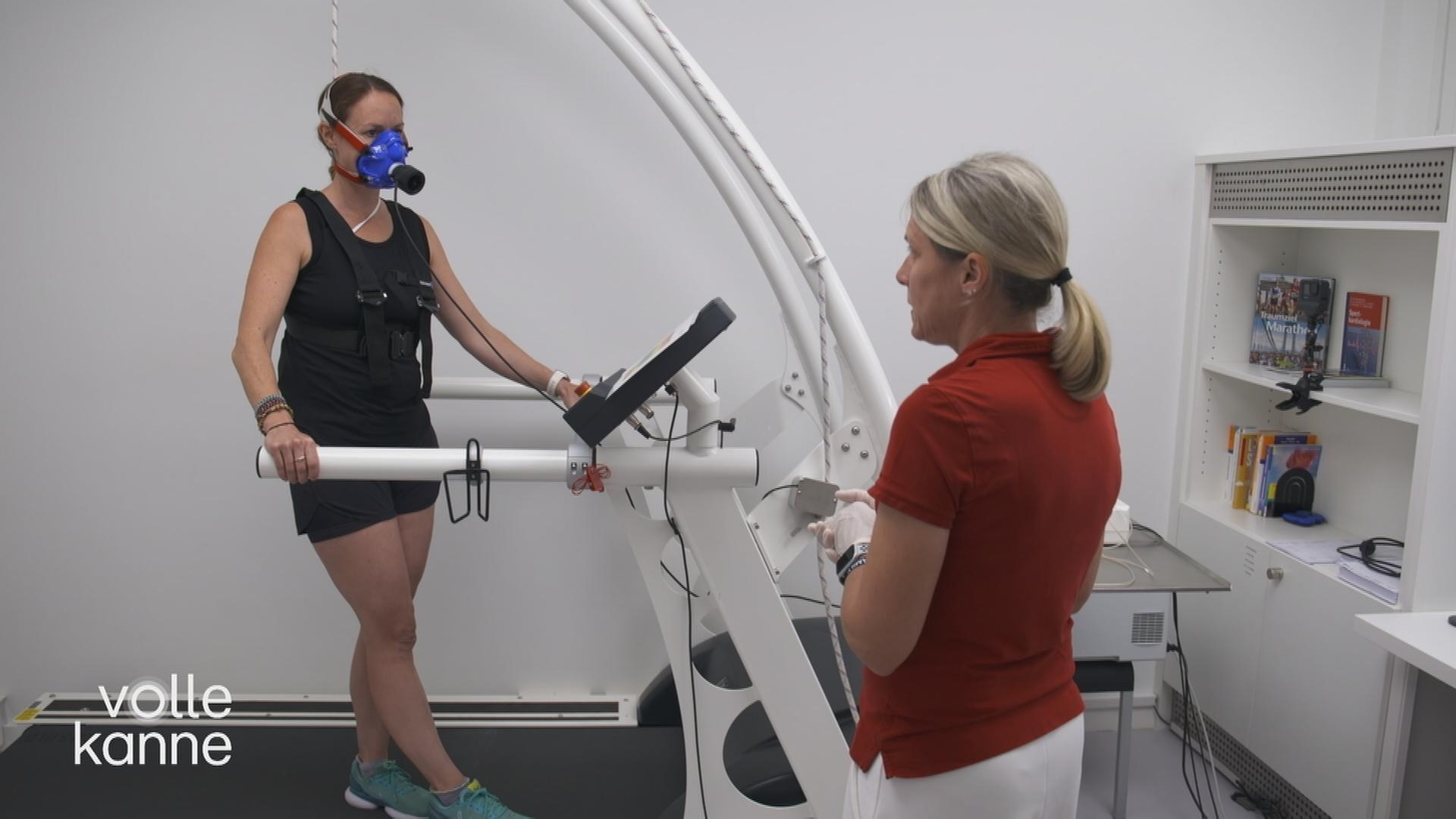 Reporterin in einer Arztpraxis