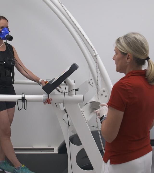 Reporterin in einer Arztpraxis