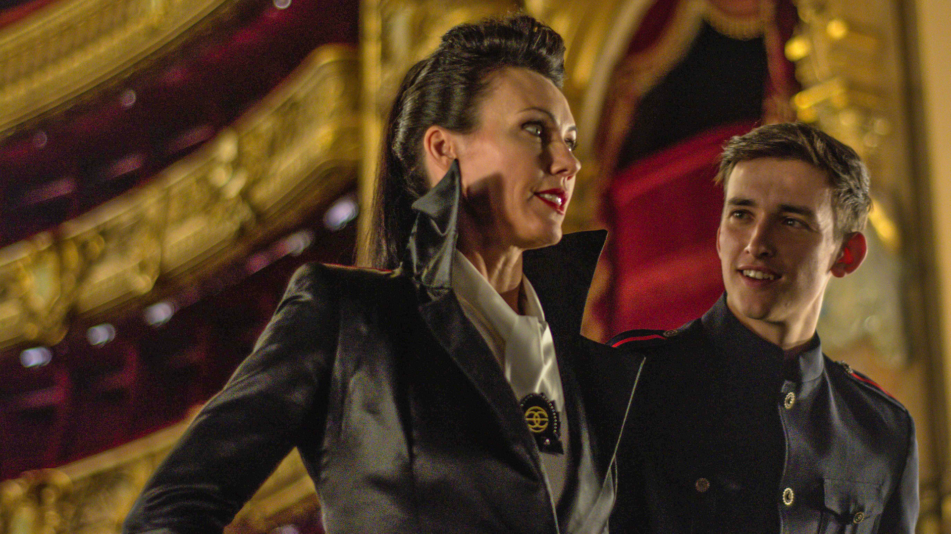 Quinn (links), die Leiterin der Zeitreisenbehörde, will zusammen mit ihrem Sohn Nico (rechts) der Behörde zu mehr Macht verhelfen.