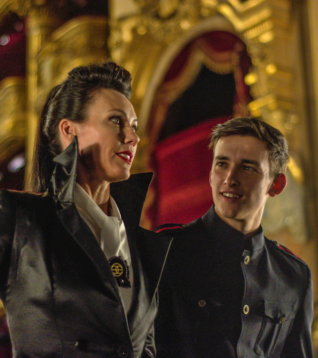 Quinn (links), die Leiterin der Zeitreisenbehörde, will zusammen mit ihrem Sohn Nico (rechts) der Behörde zu mehr Macht verhelfen.