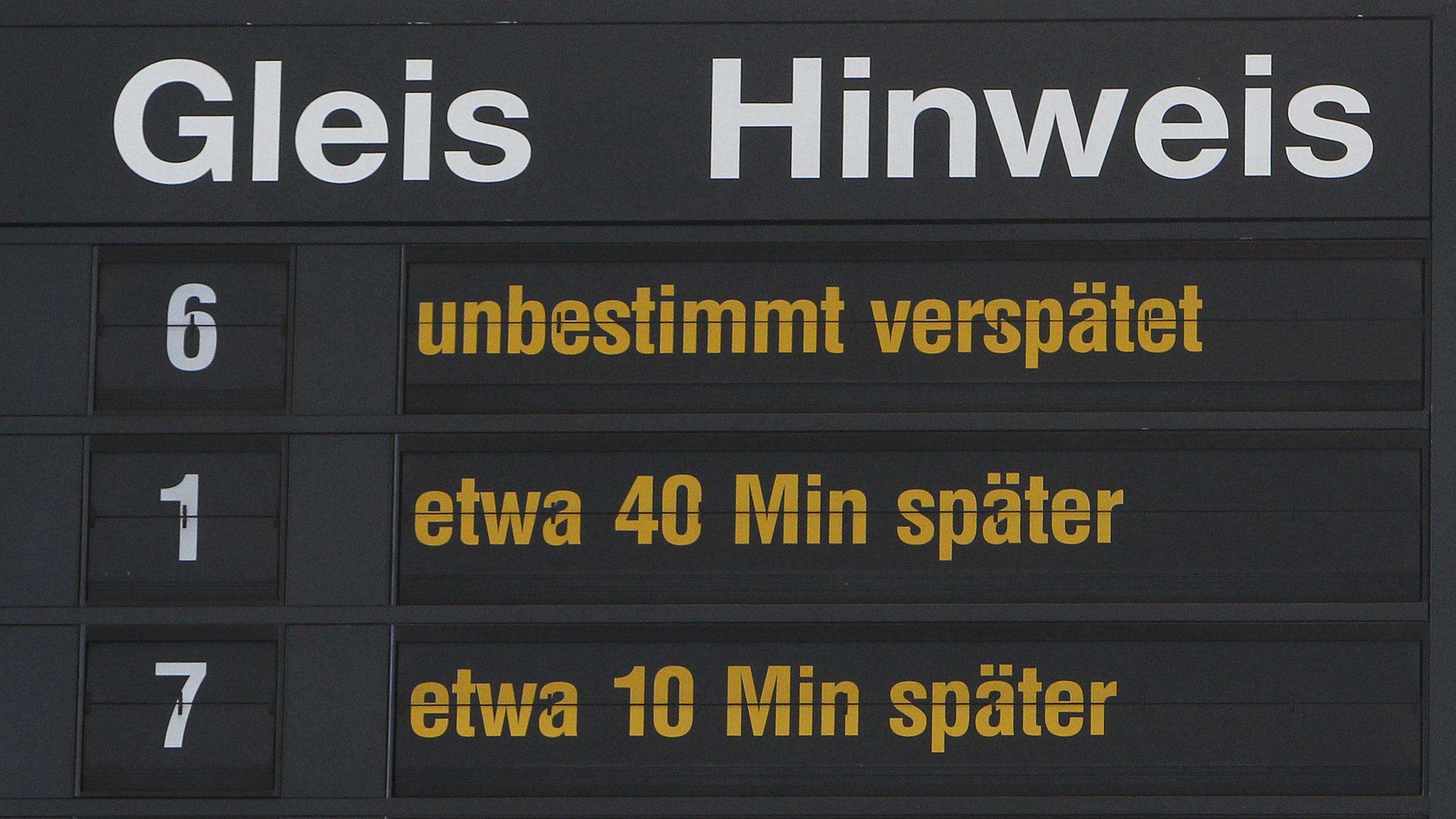 Verspätungen und Ausfälle für mehrere Züge der Deutschen Bahn AG werden am 17.12.2010 im Hauptbahnhof in Magdeburg angezeigt.