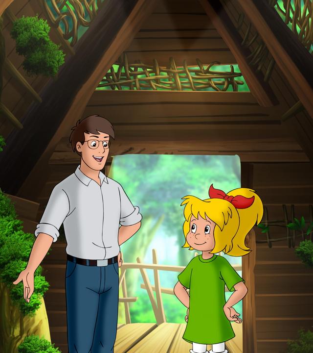 Bernhard Blocksberg (links) und Bibi (rechts) stehen in ihrem entdeckten Baumhaus und begutachten dies von innen.