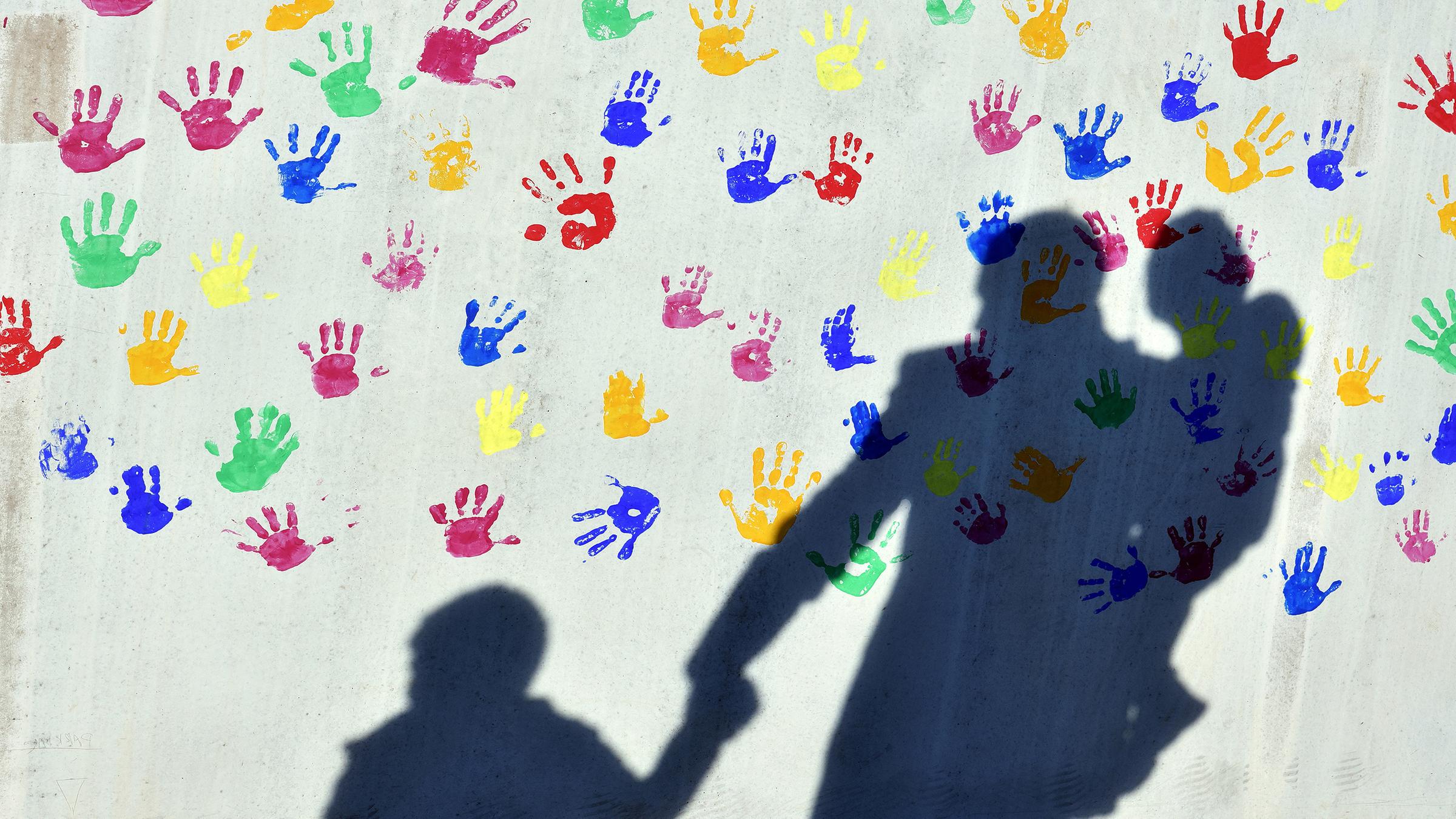 Handabdrücken bemalte Wand einer Kindertagesstätte (Symbolbild)